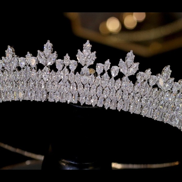 Tiara / bridal crown brand new AAA zirconia - Picture 2 of 4